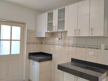 Duplex Primer Piso en Venta con Cochera Frente a Parque