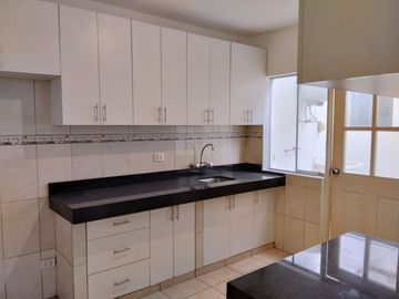 Duplex Primer Piso en Venta con Cochera Frente a Parque