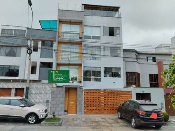 Duplex Primer Piso en Venta con Cochera Frente a Parque