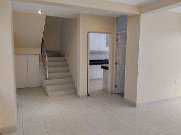 Duplex Primer Piso en Venta con Cochera Frente a Parque