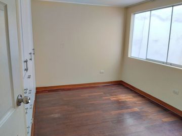 Duplex Primer Piso en Venta con Cochera Frente a Parque