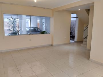 Duplex Primer Piso en Venta con Cochera Frente a Parque