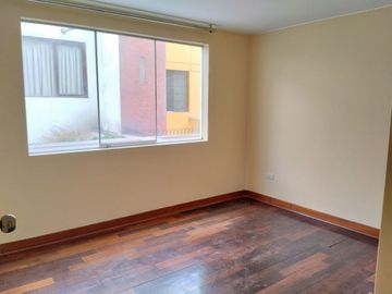 Duplex Primer Piso en Venta con Cochera Frente a Parque