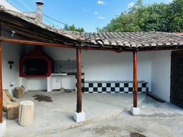 GUILLERMO MORALES vende terreno con casa Guayllabamba