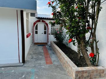 GUILLERMO MORALES vende terreno con casa Guayllabamba