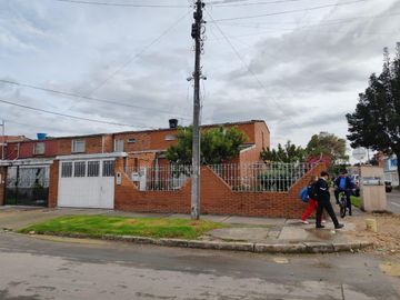 SE VENDE CASA ESQUINERA EN EL BARRIO MODELIA, BOGOTÁ D.C.