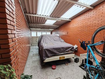 SE VENDE CASA ESQUINERA EN EL BARRIO MODELIA, BOGOTÁ D.C.