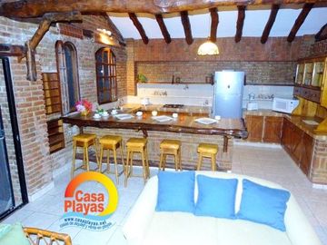 Casa frente al mar de Venta en Playas Villamil, 2.800 mts.