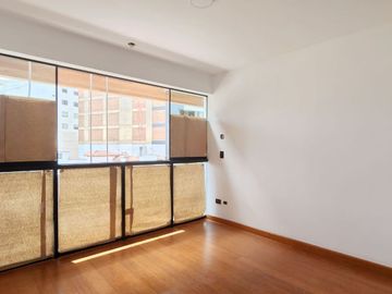 DEPARTAMENTO EN VENTA CON VISTA LATERAL A MAR EN MIRAFLORES