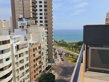 DEPARTAMENTO EN VENTA CON VISTA LATERAL A MAR EN MIRAFLORES