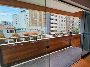 DEPARTAMENTO EN VENTA CON VISTA LATERAL A MAR EN MIRAFLORES