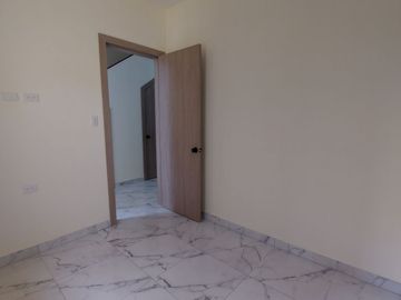 En Machala De Venta Hermosa Casa de Estreno de 3 Dormitorios, 4 Baños Completos, Garaje para 2 Vehiculos, Estudio