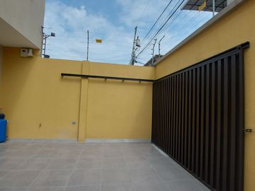 En Machala De Venta Hermosa Casa de Estreno de 3 Dormitorios, 4 Baños Completos, Garaje para 2 Vehiculos, Estudio