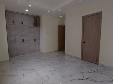 En Machala De Venta Hermosa Casa de Estreno de 3 Dormitorios, 4 Baños Completos, Garaje para 2 Vehiculos, Estudio