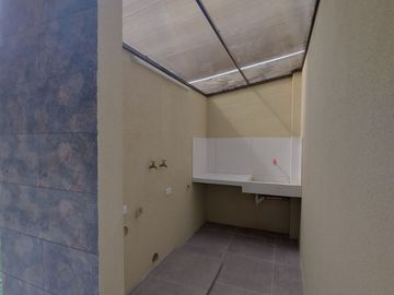 En Machala De Venta Hermosa Casa de Estreno de 3 Dormitorios, 4 Baños Completos, Garaje para 2 Vehiculos, Estudio