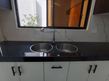En Machala De Venta Hermosa Casa de Estreno de 3 Dormitorios, 4 Baños Completos, Garaje para 2 Vehiculos, Estudio