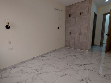 En Machala De Venta Hermosa Casa de Estreno de 3 Dormitorios, 4 Baños Completos, Garaje para 2 Vehiculos, Estudio