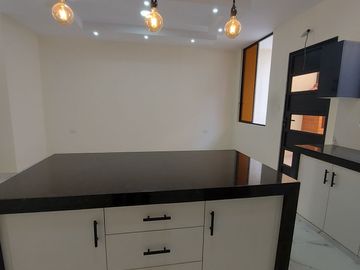 En Machala De Venta Hermosa Casa de Estreno de 3 Dormitorios, 4 Baños Completos, Garaje para 2 Vehiculos, Estudio