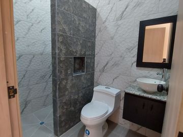 En Machala De Venta Hermosa Casa de Estreno de 3 Dormitorios, 4 Baños Completos, Garaje para 2 Vehiculos, Estudio