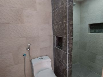 En Machala De Venta Hermosa Casa de Estreno de 3 Dormitorios, 4 Baños Completos, Garaje para 2 Vehiculos, Estudio