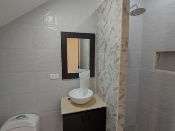 En Machala De Venta Hermosa Casa de Estreno de 3 Dormitorios, 4 Baños Completos, Garaje para 2 Vehiculos, Estudio