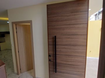 En Machala De Venta Hermosa Casa de Estreno de 3 Dormitorios, 4 Baños Completos, Garaje para 2 Vehiculos, Estudio