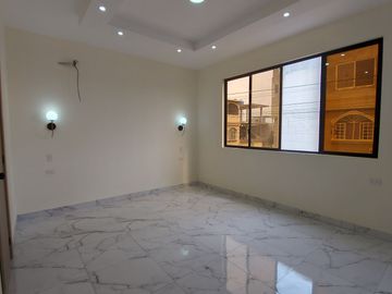 En Machala De Venta Hermosa Casa de Estreno de 3 Dormitorios, 4 Baños Completos, Garaje para 2 Vehiculos, Estudio