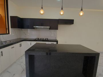 En Machala De Venta Hermosa Casa de Estreno de 3 Dormitorios, 4 Baños Completos, Garaje para 2 Vehiculos, Estudio