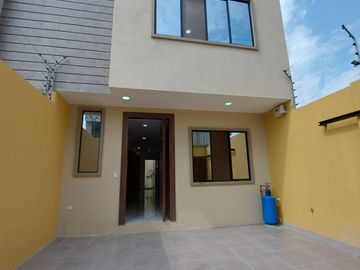 En Machala De Venta Hermosa Casa de Estreno de 3 Dormitorios, 4 Baños Completos, Garaje para 2 Vehiculos, Estudio