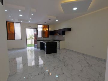 En Machala De Venta Hermosa Casa de Estreno de 3 Dormitorios, 4 Baños Completos, Garaje para 2 Vehiculos, Estudio