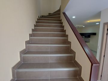 En Machala De Venta Hermosa Casa de Estreno de 3 Dormitorios, 4 Baños Completos, Garaje para 2 Vehiculos, Estudio