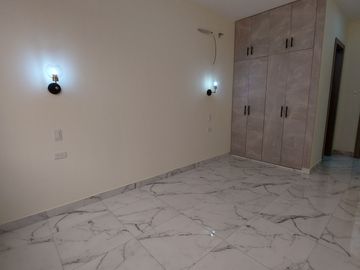 En Machala De Venta Hermosa Casa de Estreno de 3 Dormitorios, 4 Baños Completos, Garaje para 2 Vehiculos, Estudio