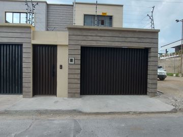 En Machala De Venta Hermosa Casa de Estreno de 3 Dormitorios, 4 Baños Completos, Garaje para 2 Vehiculos, Estudio