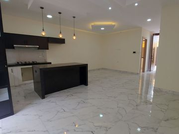 En Machala De Venta Hermosa Casa de Estreno de 3 Dormitorios, 4 Baños Completos, Garaje para 2 Vehiculos, Estudio
