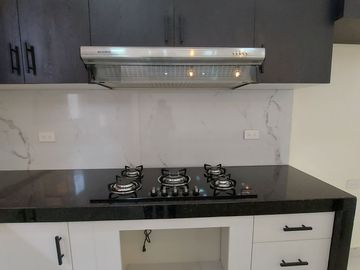 En Machala De Venta Hermosa Casa de Estreno de 3 Dormitorios, 4 Baños Completos, Garaje para 2 Vehiculos, Estudio