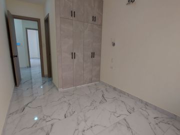 En Machala De Venta Hermosa Casa de Estreno de 3 Dormitorios, 4 Baños Completos, Garaje para 2 Vehiculos, Estudio