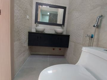 En Machala De Venta Hermosa Casa de Estreno de 3 Dormitorios, 4 Baños Completos, Garaje para 2 Vehiculos, Estudio