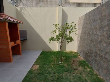 En Machala De Venta Hermosa Casa de Estreno de 3 Dormitorios, 4 Baños Completos, Garaje para 2 Vehiculos, Estudio