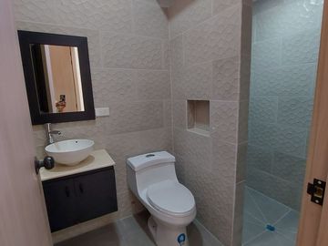 En Machala De Venta Hermosa Casa de Estreno de 3 Dormitorios, 4 Baños Completos, Garaje para 2 Vehiculos, Estudio