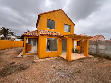 En Venta: Acogedora Casa de Dos Plantas en Peñuelas, Pje Di Giovo, Coquimbo