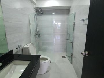 2-Bedroom Unit with Parking, The Veranda, Arca South, Taguig FOR SALE