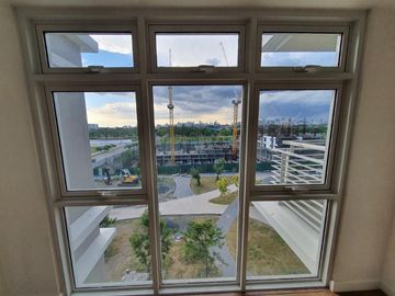 2-Bedroom Unit with Parking, The Veranda, Arca South, Taguig FOR SALE
