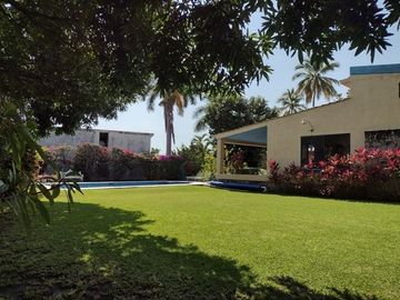 AMPLIA CASA EN VENTA Y RENTA, CLUB DE GOLF STA. FE