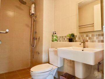 For sale: D Condo Campus, behind CMU, corner, mountain view, garden view, 2.9 million.