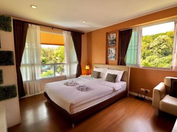 For sale: D Condo Campus, behind CMU, corner, mountain view, garden view, 2.9 million.