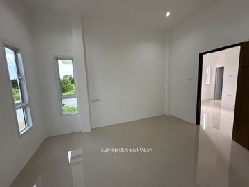 New house for sale, never lived in, area 100 square meters, 3 bedrooms, near tourist attractions. Job resources and facilities, Ban Laeng, Rayong