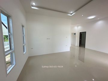 New house for sale, never lived in, area 100 square meters, 3 bedrooms, near tourist attractions. Job resources and facilities, Ban Laeng, Rayong