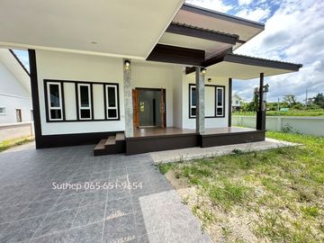 New house for sale, never lived in, area 100 square meters, 3 bedrooms, near tourist attractions. Job resources and facilities, Ban Laeng, Rayong