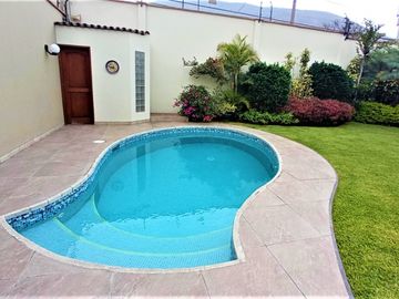 Venta Linda Casa en Condominio con Piscina y Hermoso Jardin - Sol de La Molina