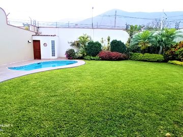 Venta Linda Casa en Condominio con Piscina y Hermoso Jardin - Sol de La Molina
